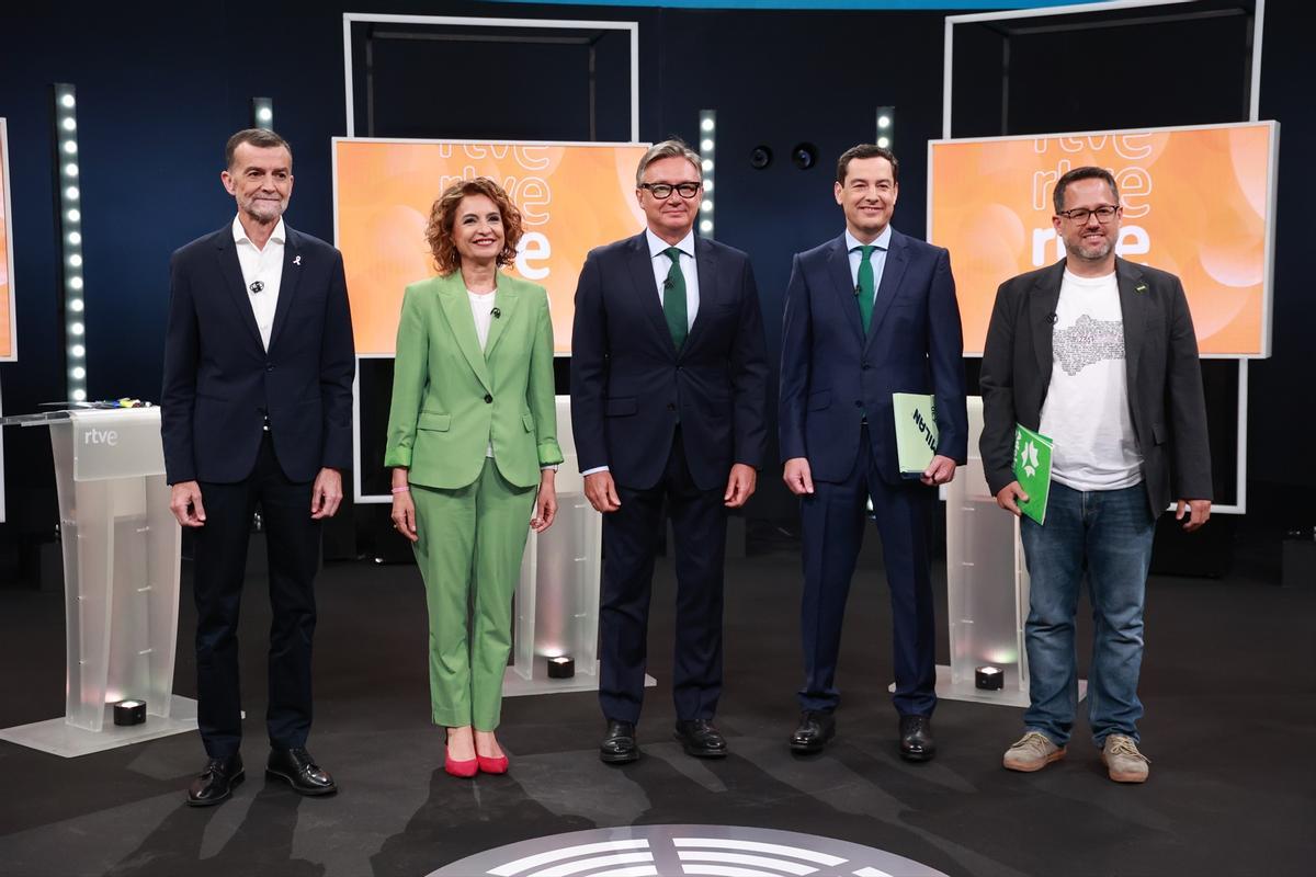De izquierda a derecha, Antonío Maíllo, María Jesús Montero, Manuel Gavira, Juanma Moreno y José Ignacio García.