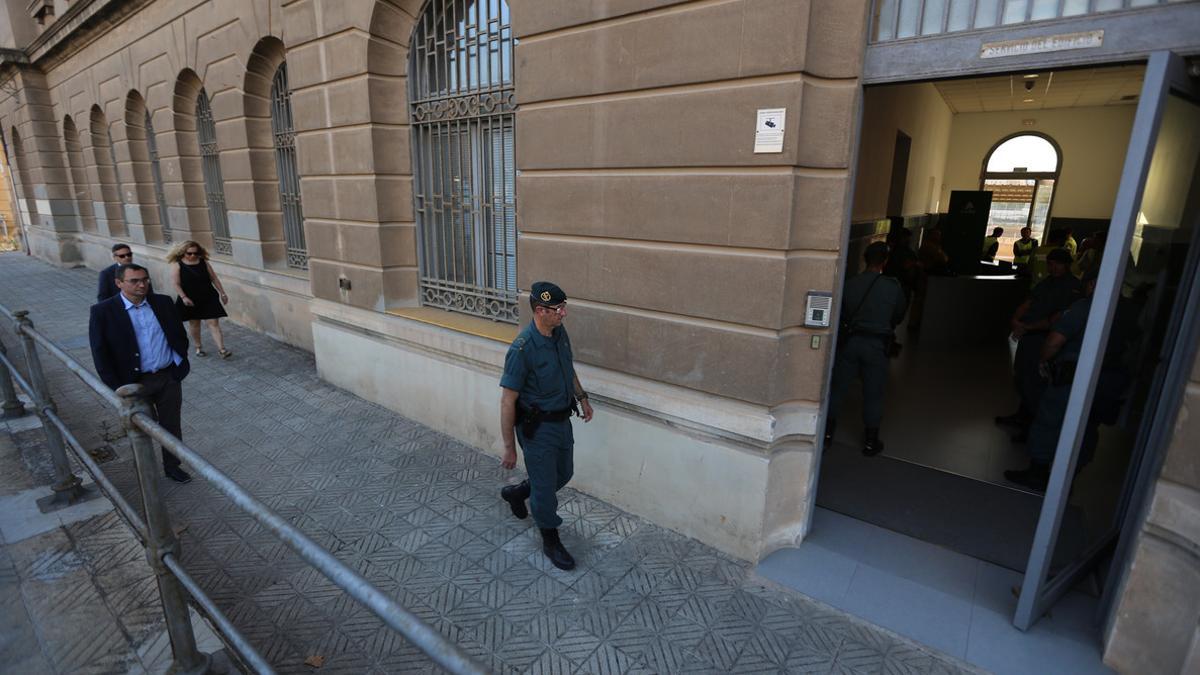 Registro de la Guardia Civil en la sede de Adif, en la Sagrera de Barcelona, este martes.