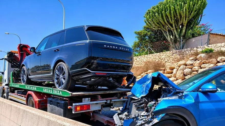 Un accidente entre dos vehículos provoca retenciones en la E-20 de Ibiza