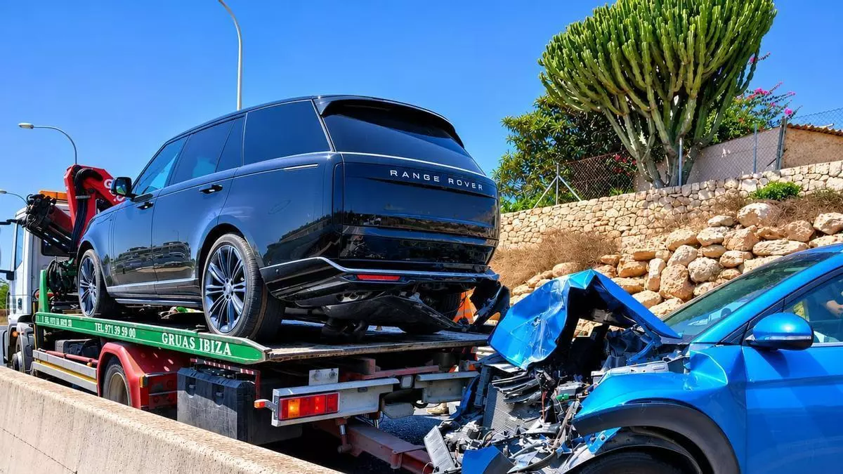 Retenciones en la circunvalación de Ibiza por un accidente de tráfico entre dos coches