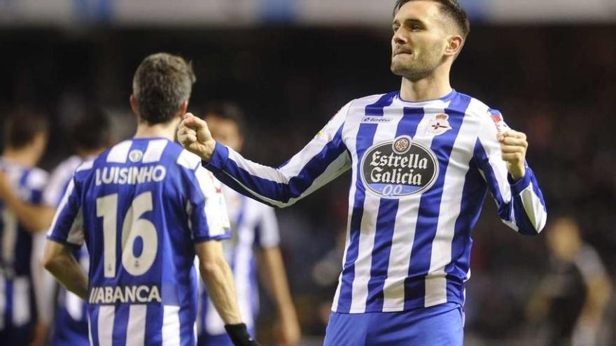 Lucas Pérez celebra un tanto esta temporada durante un partido con el Deportivo.