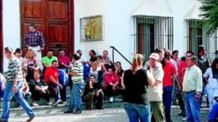 El alcalde se reúne con los recolectores de naranjas