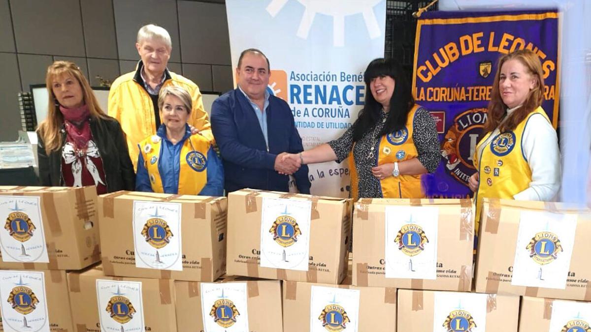 Entrega de alimentos a la Asociación Renacer. En la Foto, el Doctor Pernas con Paula Gundin, Pilar Vazquez ( Presidenta del Club Teresa Herrera), Maricarmen Paredes con Pier y colaboradores de Renacer