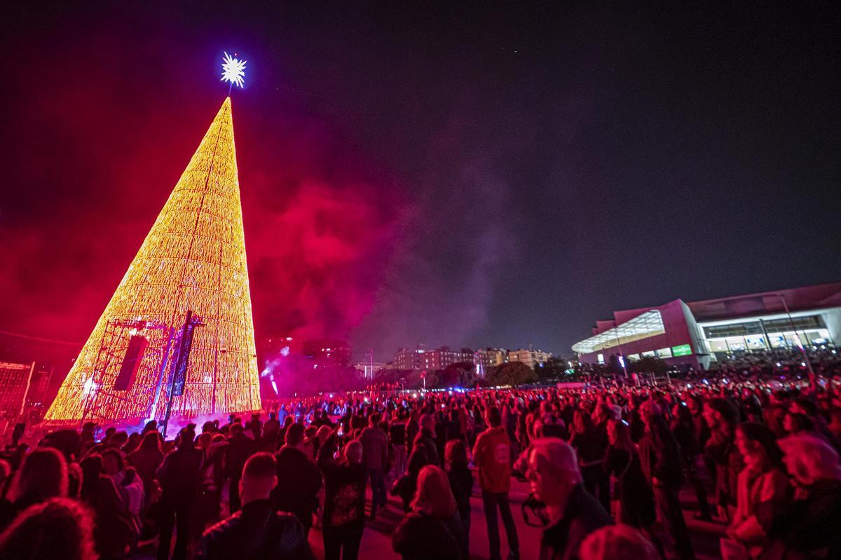 El superárbol de Navidad de Badalona. Badalona ha encendido ya las más de 82.000 luces píxel que componen su tan mediático ‘superárbol’ de Navidad.