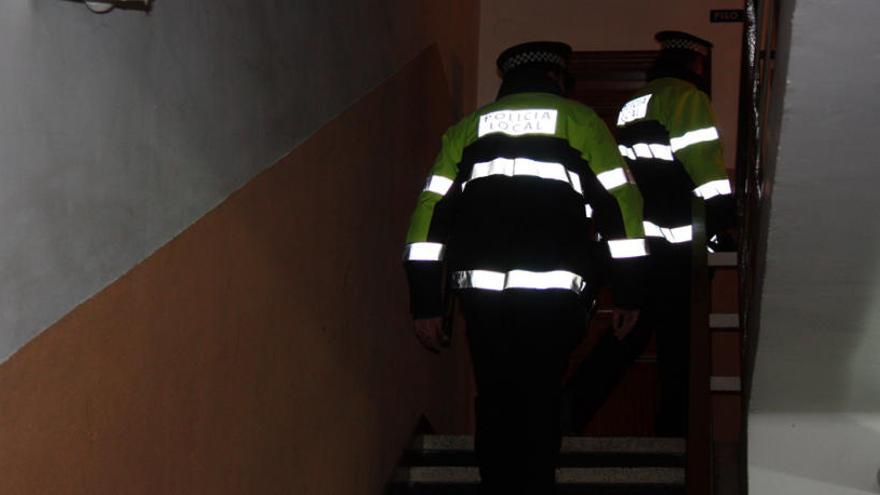 Agents de la Policia Local de Salt patrullant dins un dels edificis del grup Sagrada Família.