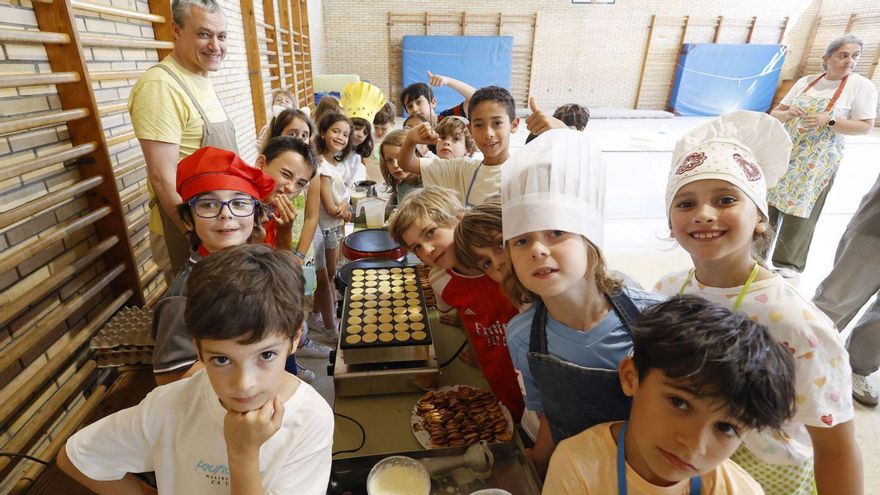 Raúl, de Cre Cottê, dedica su día libre a instruir a los niños en filloas y mini crepes.