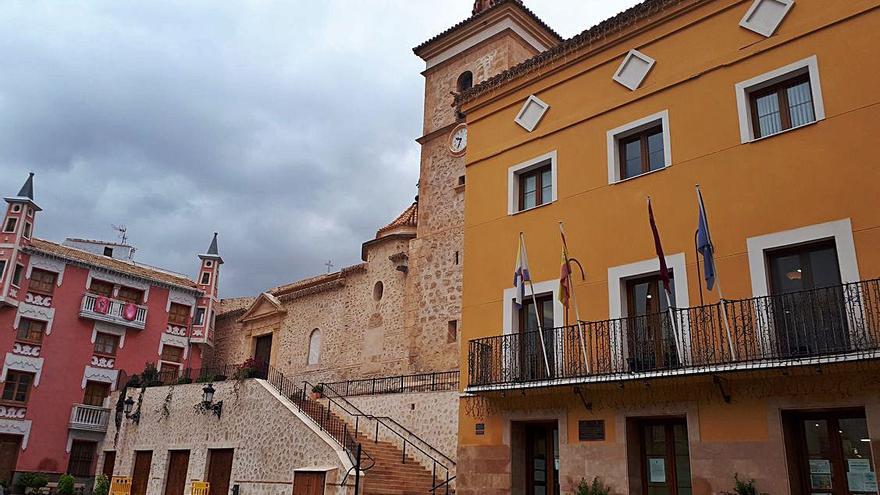 El corazón de la ciudad es su Plaza de la  Constitución, tan ‘apretujá’ como bella,  y es que es difícil meter más cosas en ella: el Ayuntamiento, la Iglesia de San Bartolomé Apóstol y su Casa del Cura o Casa Eiffel.