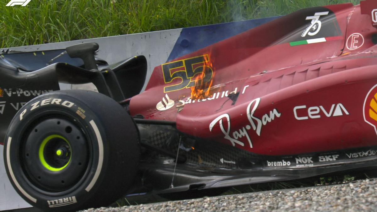 El Ferrari de Sainz en llamas