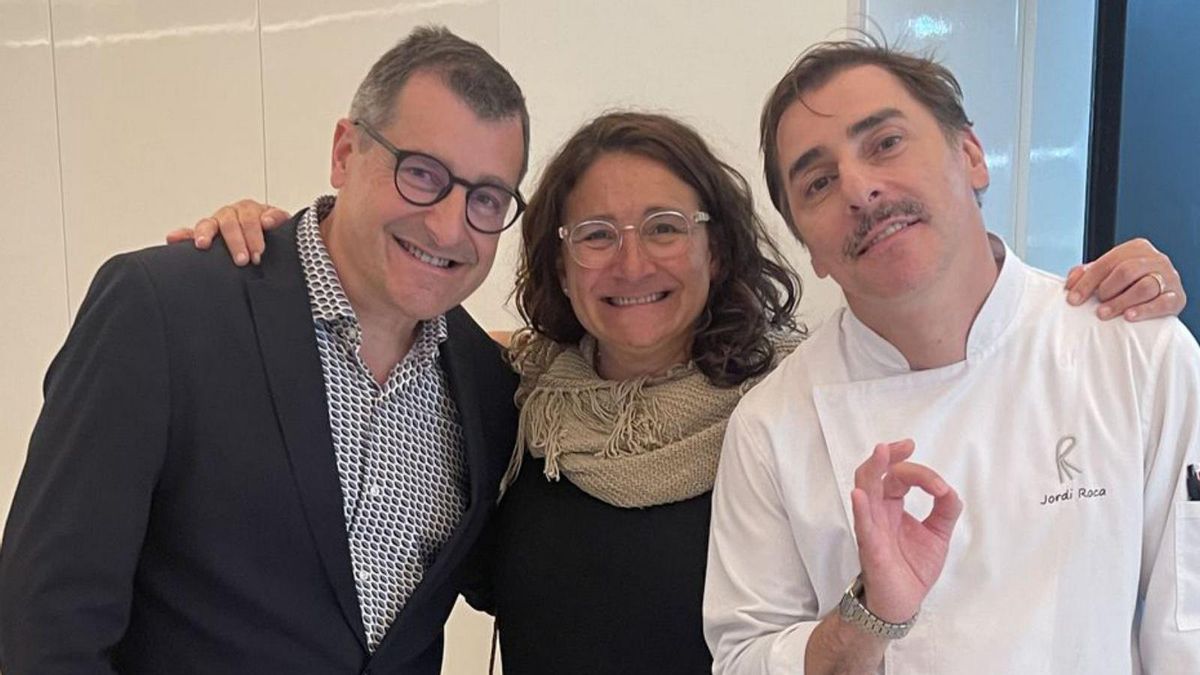 Josep i Jordi Roca, amb Marta Royo, al Celler de Can Roca. | EL PERIÓDICO