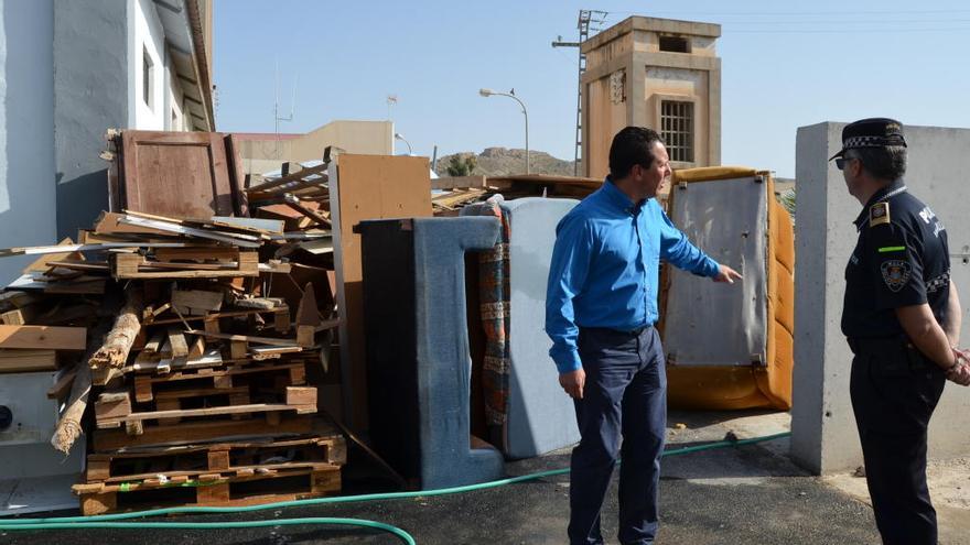 Un momento de la visita de los políticos ayer al nuevo espacio para reciclar.