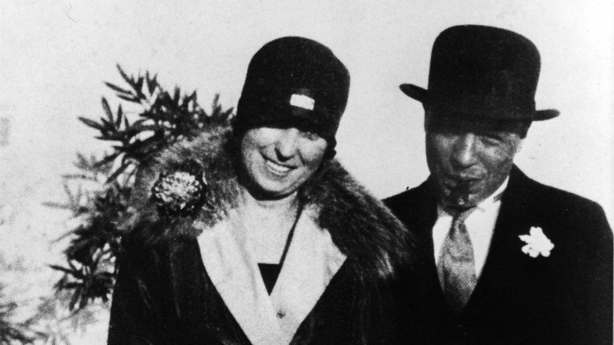Josep Pla y Adi Enberg, en el faro de Sant Sebastià el día de la boda de Pere Pla y Maria Miquel (1927).