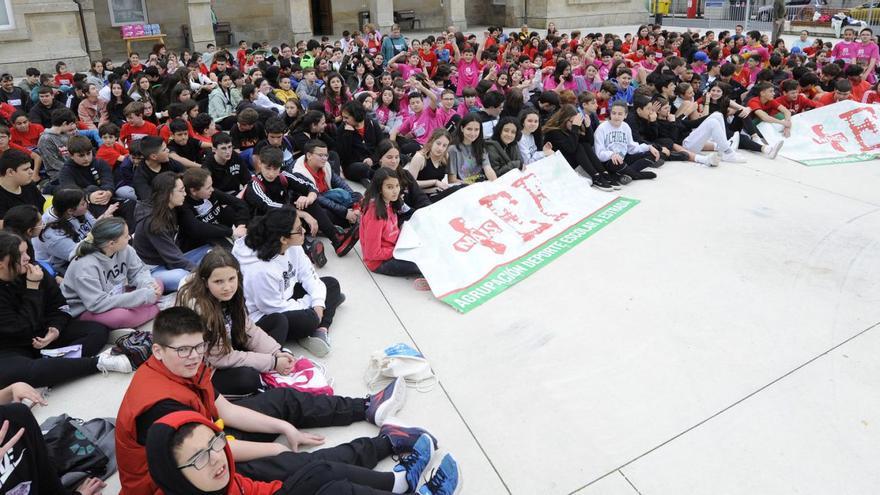 Algunas de las imágenes que dejó la jornada en defensa de la educación físicas por las calles del casco urbano de A Estrada.   | // BERNABÉ/JAVIER LALÍN