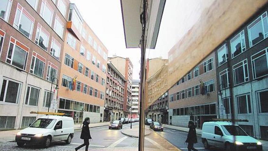 La calle Marcos del Torniello, con la sede judicial avilesina a la izquierda.