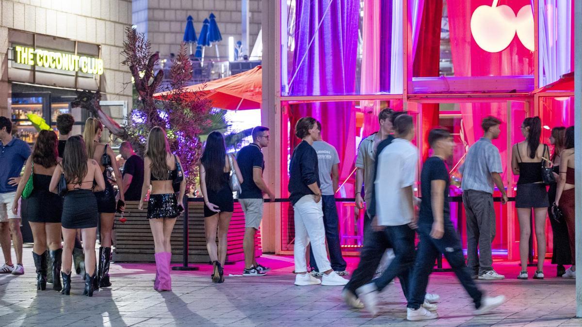 Ambiente en el eje de ocio del Front Marítim de la Barceloneta, la pasada noche del jueves.