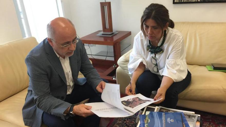 Carmen Hernández y Antonio Morales en la reunión