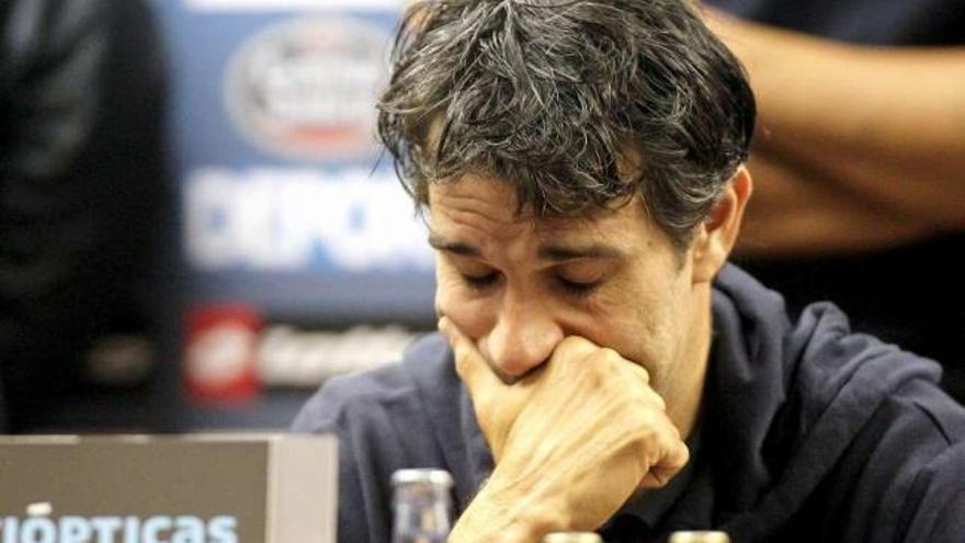 Juan Carlos Valerón llora en la rueda de prensa de ayer en la que anunció su adiós al Dépor. / 13fotos