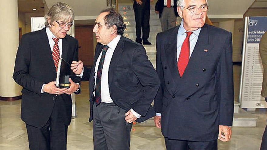 Reinhard Silberberg con Jesús Bahíllo y el cónsul alemán en Vigo, Rodolfo Hinrich.  // Marta G. Brea