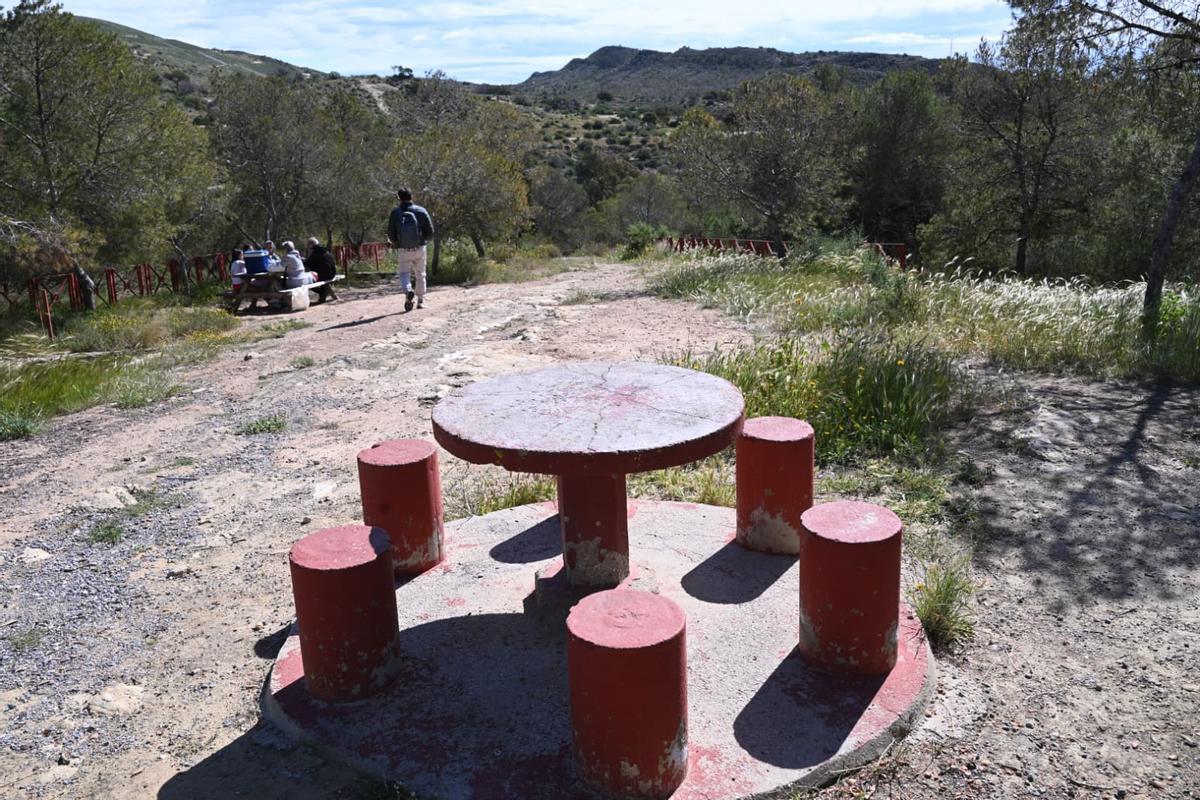 Familias celebran la mona en el Pantano de Elche y demandan mejoras en el paraje