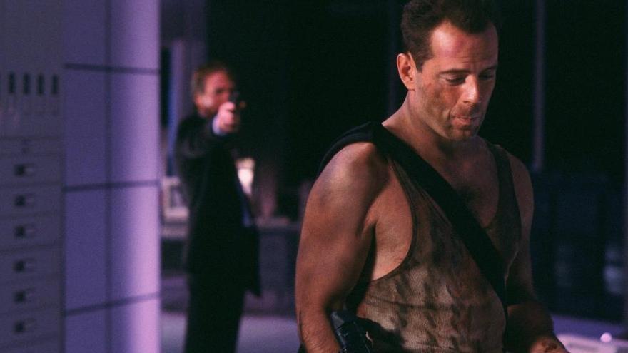 Bruce Willis, sudando la camiseta en la primera parte de «La jungla de cristal».