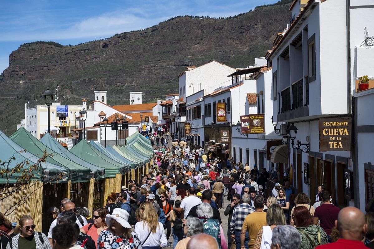 Las calles de Tejeda acogieron a cerca de 10.000 asistentes en la inauguración de la feria.