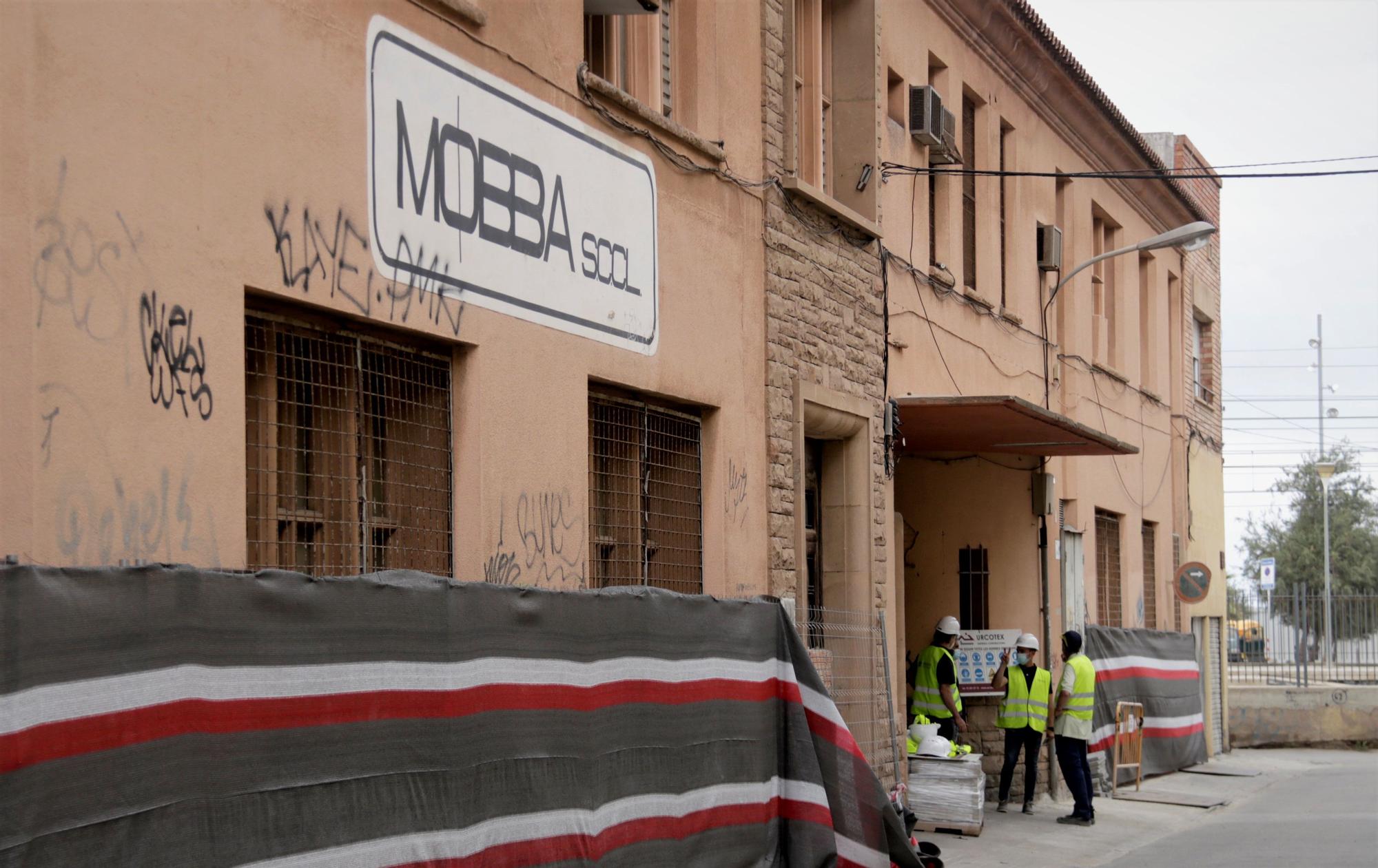 Operarios en el exterior de la Mobba en el primer día de los trabajos previos al derribo de la nave.