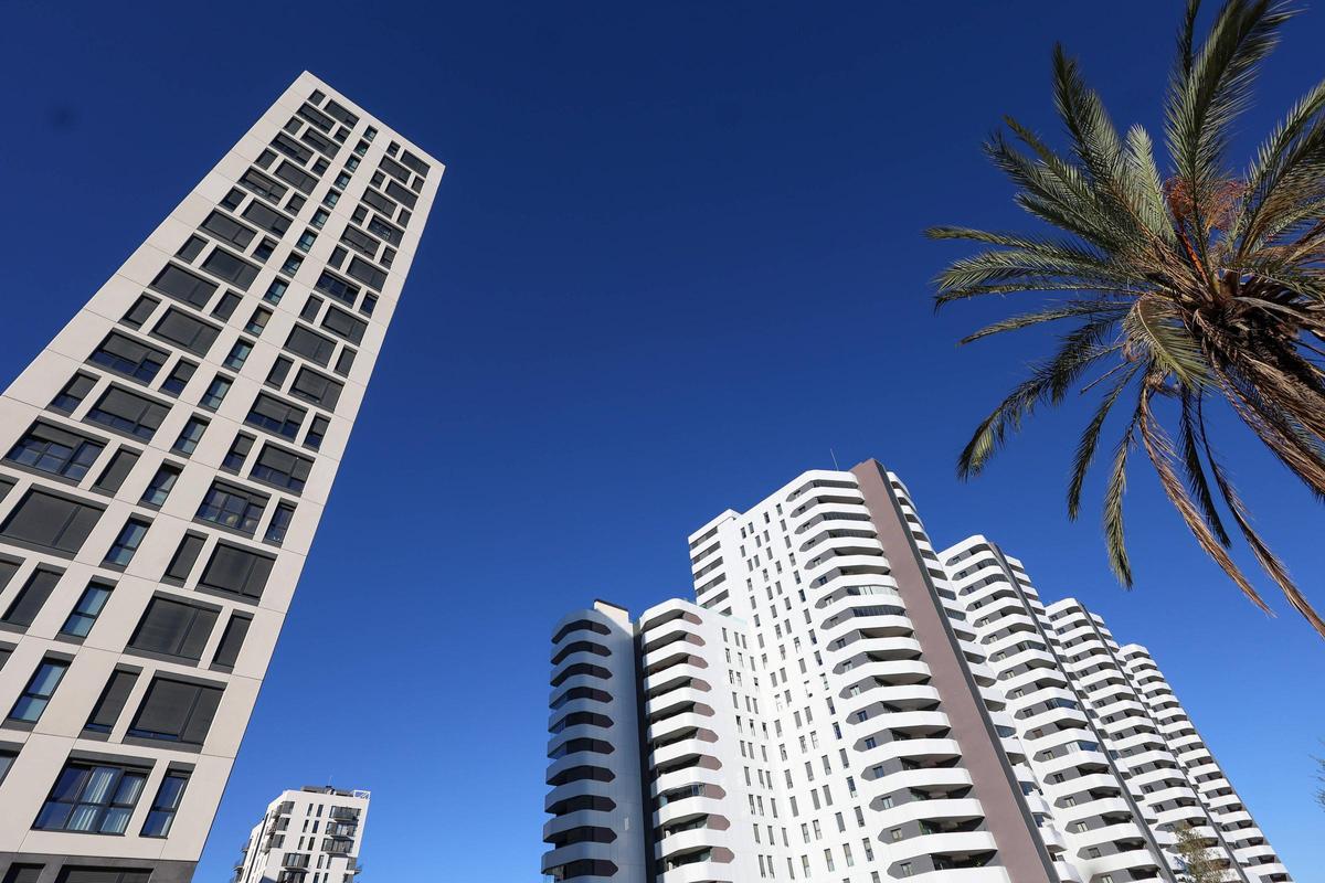 Edificios de vivienda de obra nueva frente a La Fe.