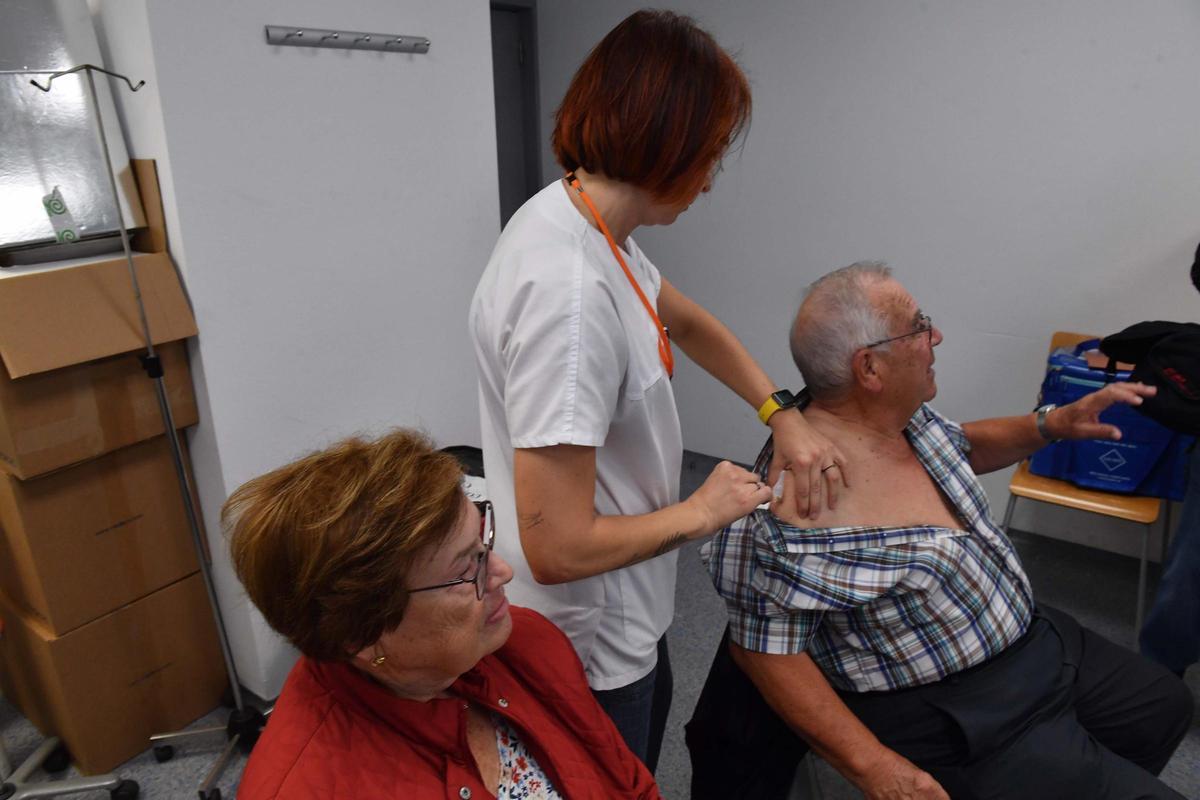 Arranca la vacunación de gripe y COVID en centros de salud a mayores de 80 años