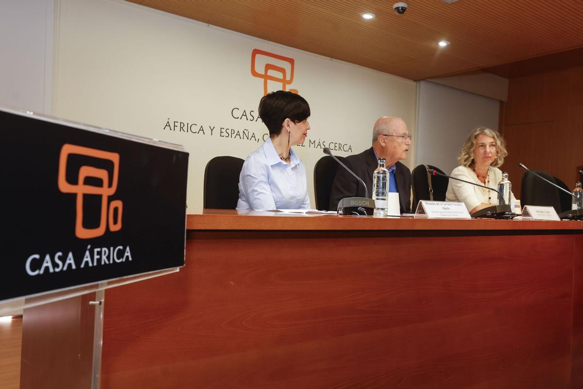 La directora de la Fundación Mujeres por África, María Jesús Blanco (d); la directora general de Relaciones Exteriores del Gobierno de Canarias, Miossoty de la Caridad Paradelo (i); y el director de Casa África, José Segura (c), inauguraron este jueves una jornada de debate sobre 'La cooperación científica como un elemento fundamental para el progreso en cualquier campo'.
