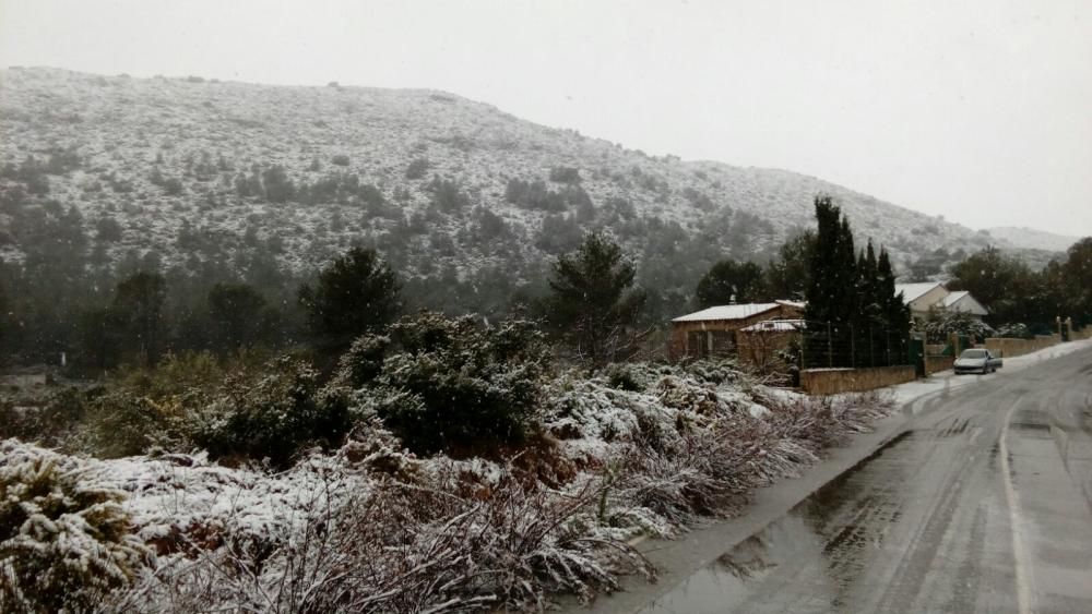 Fotos de la Llacuna, en Villalonga, completamente cubierta de nieve.