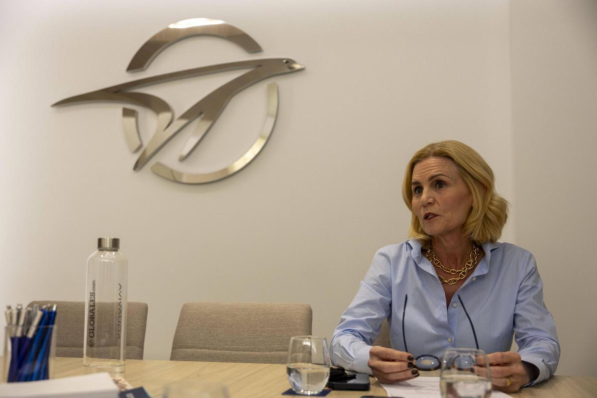 Susana Carrillo, en la imagen durante la entrevista, destaca que están "felices" porque sus hijas trabajen en la compañía.