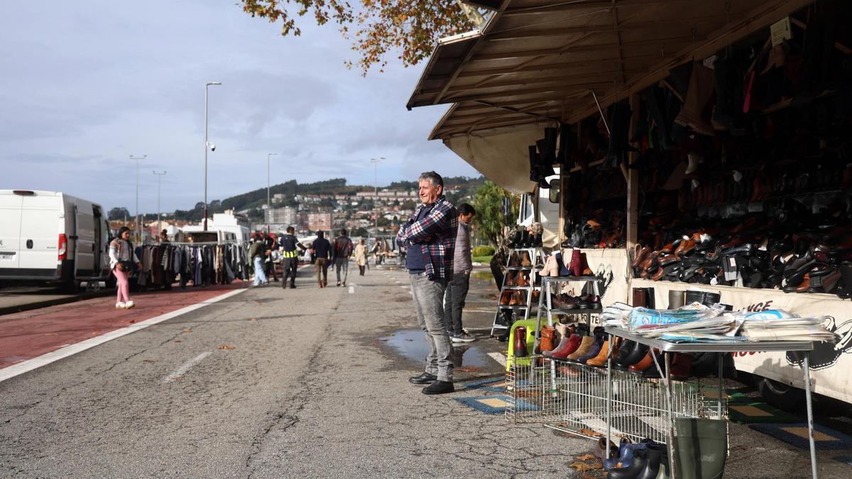 Eladio Rodríguez, uno de los vendedores que levantaron su puesto en la feria de ayer.