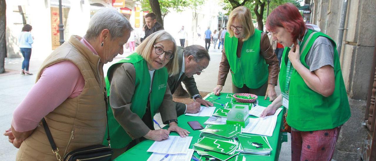 La AECC de Ourense recogió firmas en la rúa Paseo para acabar con la venta de tabaco. |   // IÑAKI. OSORIO