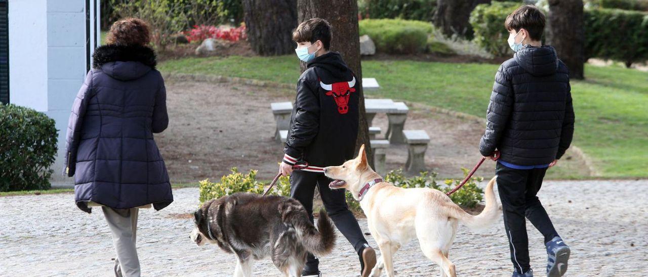 Una familia pasea a sus mascotas por Vigo.