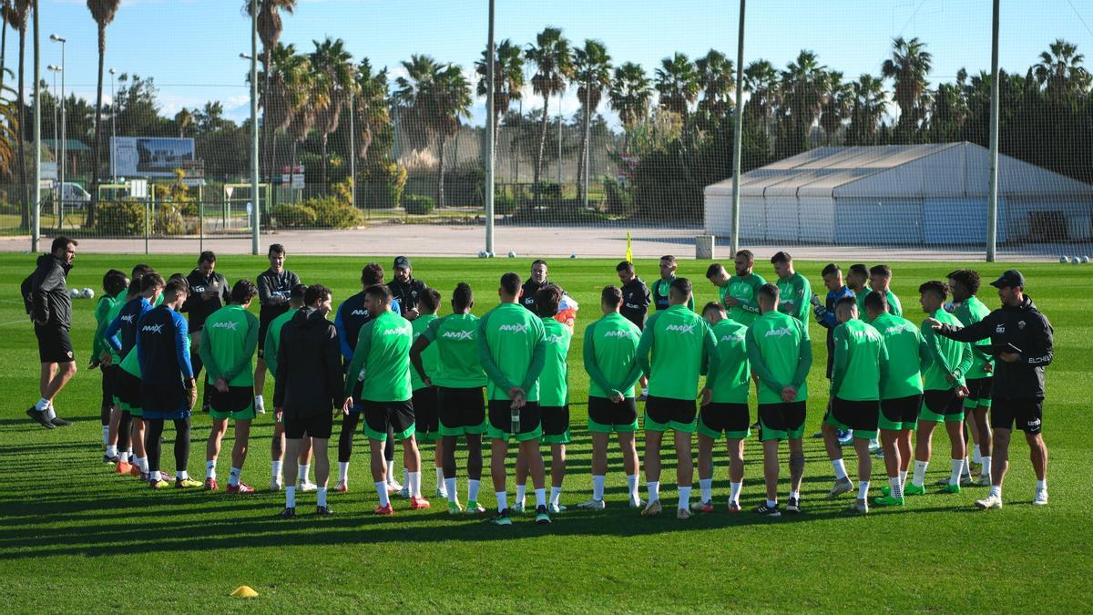 Pablo Machín habla con sus jugadores antes de comenzar un entrenamiento en Oliva Nova Golf