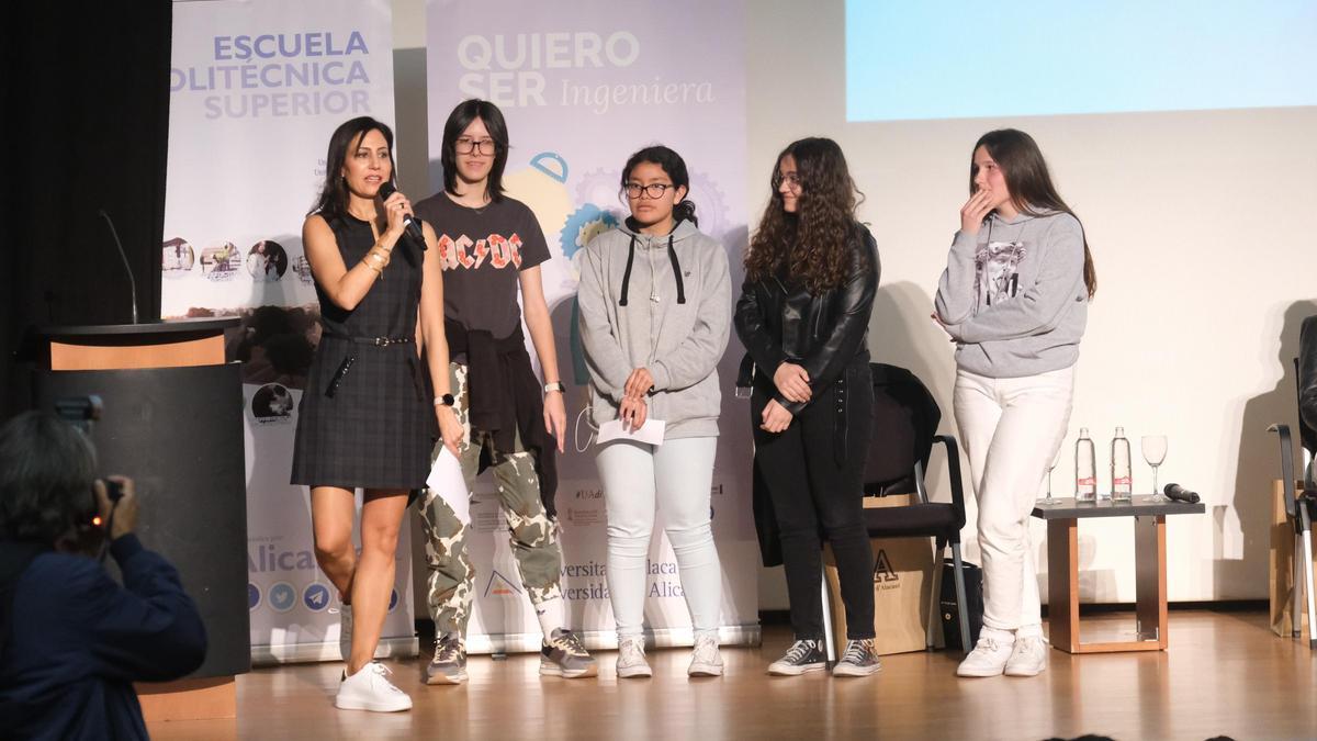 Soler con alumnos en el escenario