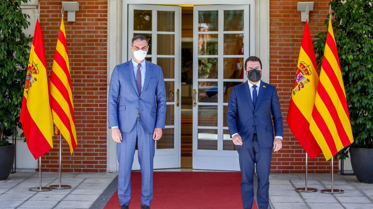 El presidente del Gobierno, Pedro Sánchez (i), recibe en el Palacio de la Moncloa al president de la Generalitat de Catalunya, Pere Aragonès, a 29 de junio de 2021, en Madrid (España)