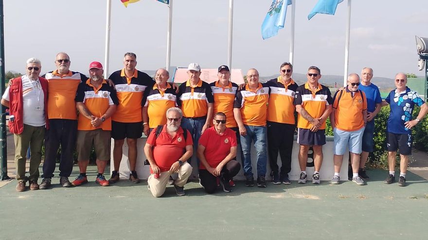 Los representantes del club gandiense y otros participantes en el Nacional