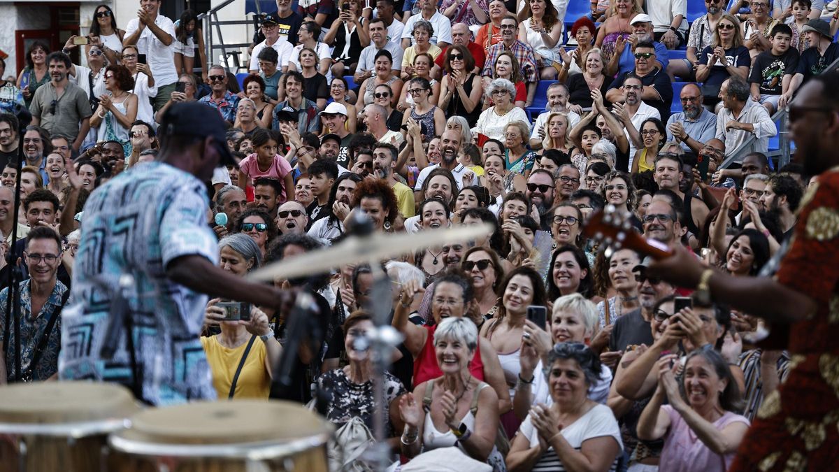Centenares de asistentes a uno de los conciertos en La Mar de Músicas.