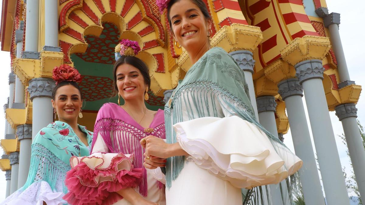 Tres mujeres posan en la portada de la Feria el último día de la fiesta, este sábado.