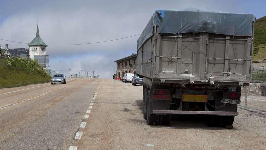 El remolque del camión, ya situado a un lado de la carretera, ayer, en el alto de Pajares.