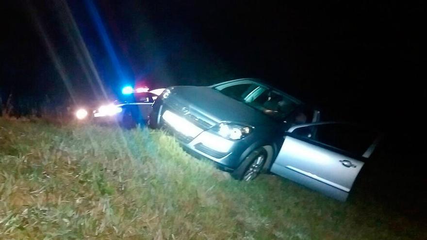 El vehículo en fuga quedó ladeado en un terraplén. // FdV