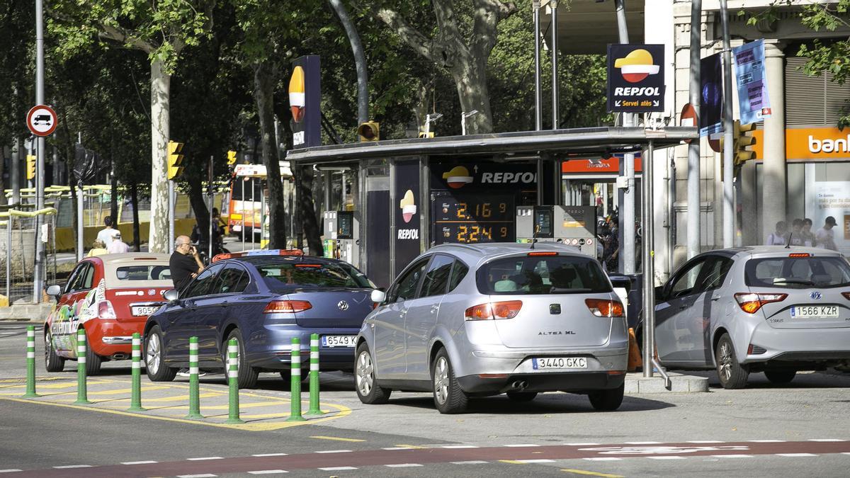 El tramvia es carrega la gasolinera de Diagonal amb passeig de Sant Joan