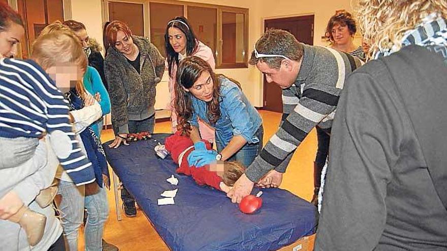 Una fisioterapeuta explica a padres cómo prevenir y combatir los mocos en los niños