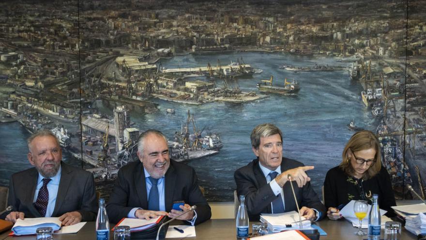 Aurelio Martínez, en el centro, en una reunión del consejo.