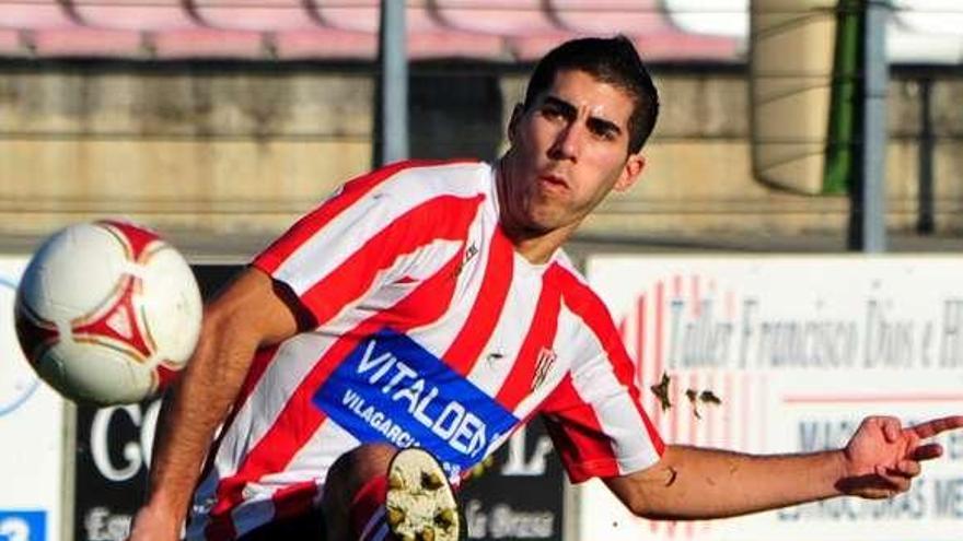 Un jugador del Céltiga golpea el balón. // Iñaki Abella