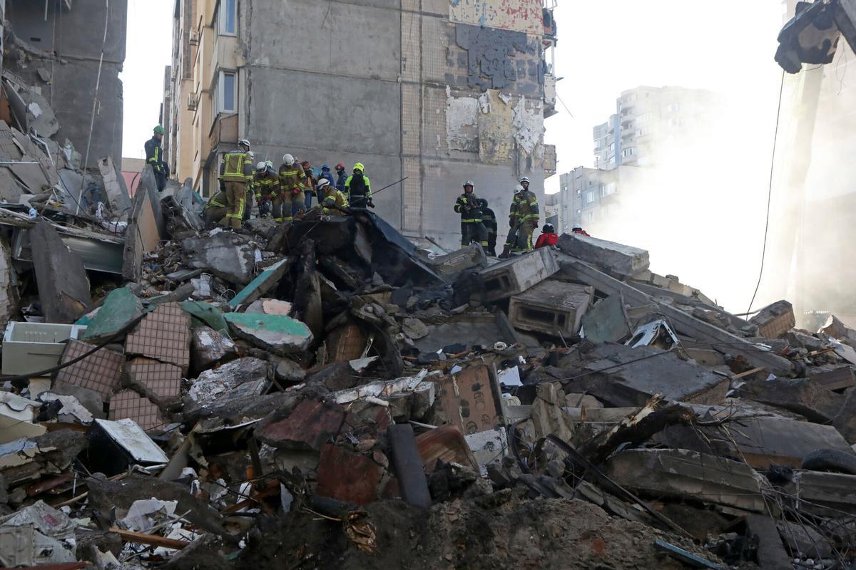 Servicios de emergencias trabajan sobre las ruinas de un edificio después de un ataque de Rusia en Kiev, este jueves.