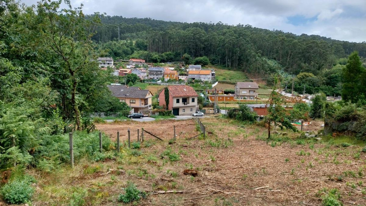 Una vista, desde la parte superior, de los terrenos donde se pretende construir la gasolinera y que fueron desbrozados en las últimas semanas. Al fondo la EP-1301 y la PO-551.