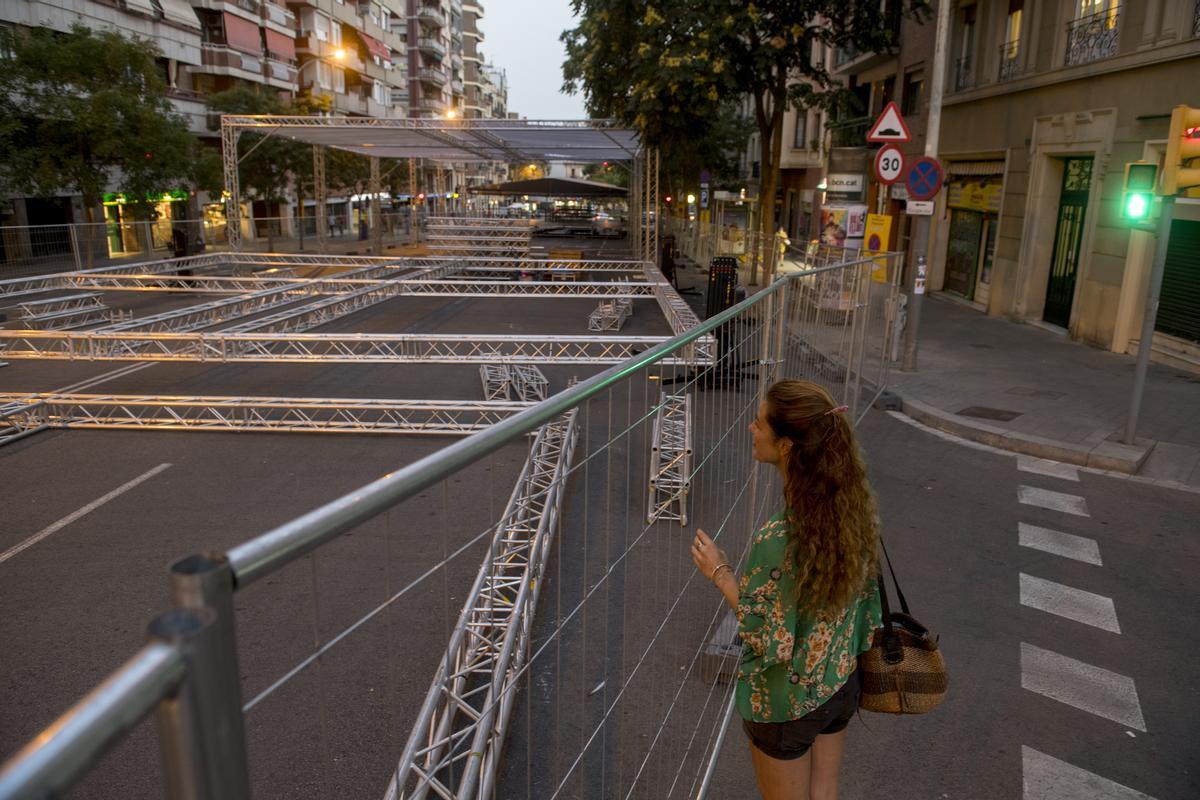 La avenida Pi i Margall, arrabal geográfico de Gràcia, espacio conquistado este año apara celebrar la fiesta con seguridad.