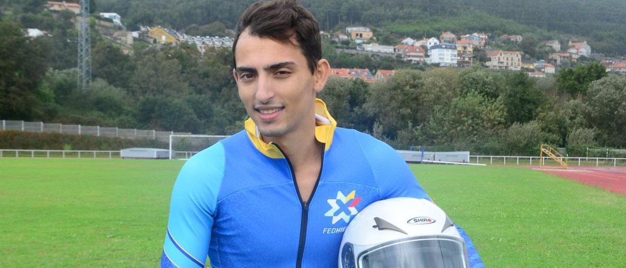 El joven piloto Martín Souto, que competirá en la modalidad de skeleton, ayer en las pistas de atletismo de Cangas con la indumentaria de la Federación Española de Deportes de Hielo.