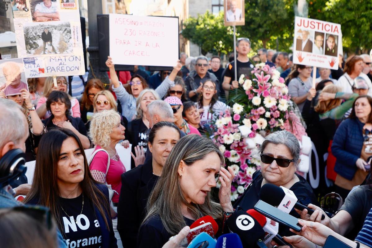 La concentración por la gestión de la dana de este 26 de abril, en imágenes